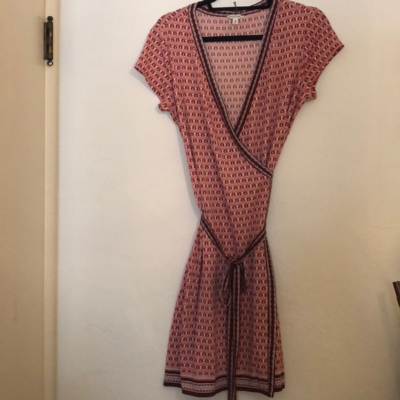 Max Studio Dresses & Skirts - Mini burgundy short-sleeved print wrap dress